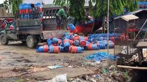 Unload Empty Gas Cylinder Very Dangerous