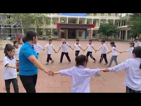 Cô và trò lớp 2A2 hào hứng tham gia chơi trò chơi dân gian: Dung dăng dung dẻ