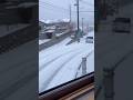 サイドブレーキかけ忘れ？ 雪の坂道を無人で暴走する軽自動車 📉 Unmanned Car Slides Down Icy Hill