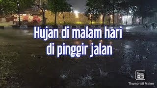 Hujan di malam hari di pinggir jalan Raya