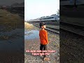 Awas Kereta!!! Pagi Cerah Bocil Lihat Kereta Api Jarak Jauh Jaka Tingkir Melintas