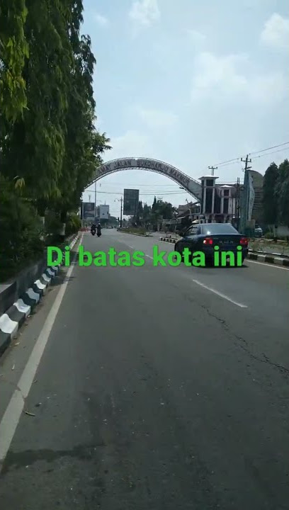 Di sini di batas kota ini