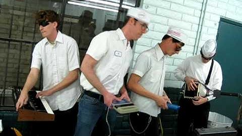 The Coitus useing an Atari Synthcart live at the Landromat 2/7/10