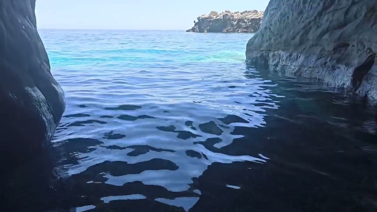 Vue d'une grotte sous-marine de la plage de Marmara en Crète, Grèce (Crete, Greece).