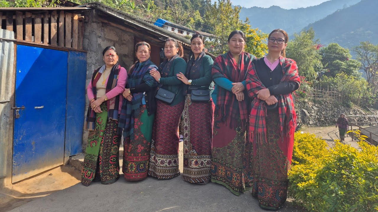 प्रत्यक्ष भेटको समयमा आ-आफ्नो परिचय दिनुहुँदै Fupu, Unty, sister's 🙏😍 Deujanthok Rijan Gurung`s 