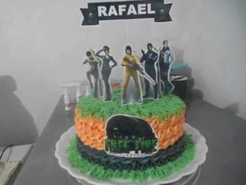 Bolo de aniversário com o tema do jogo Free Fire