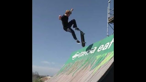 Hey @dylanjaeb do a mega flip to fakie 😻 @notdylanjaeb