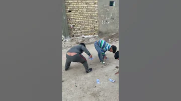 ضحكت عليهم بالفلوس الباطلة 