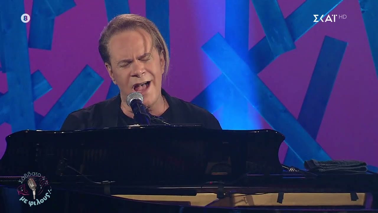 Ο Στέφανος Κορκολής μας «ταξιδεύει», παίζοντας στο πιάνο και ερμηνεύοντας μεγάλες επιτυχίες του