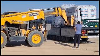 telehandlerr jcb boom loder working unloading