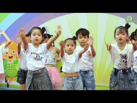 Khối Lá biểu diễn Liên khúc tiếng Anh