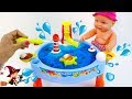 La Bebé Juega con Juguetes de Agua