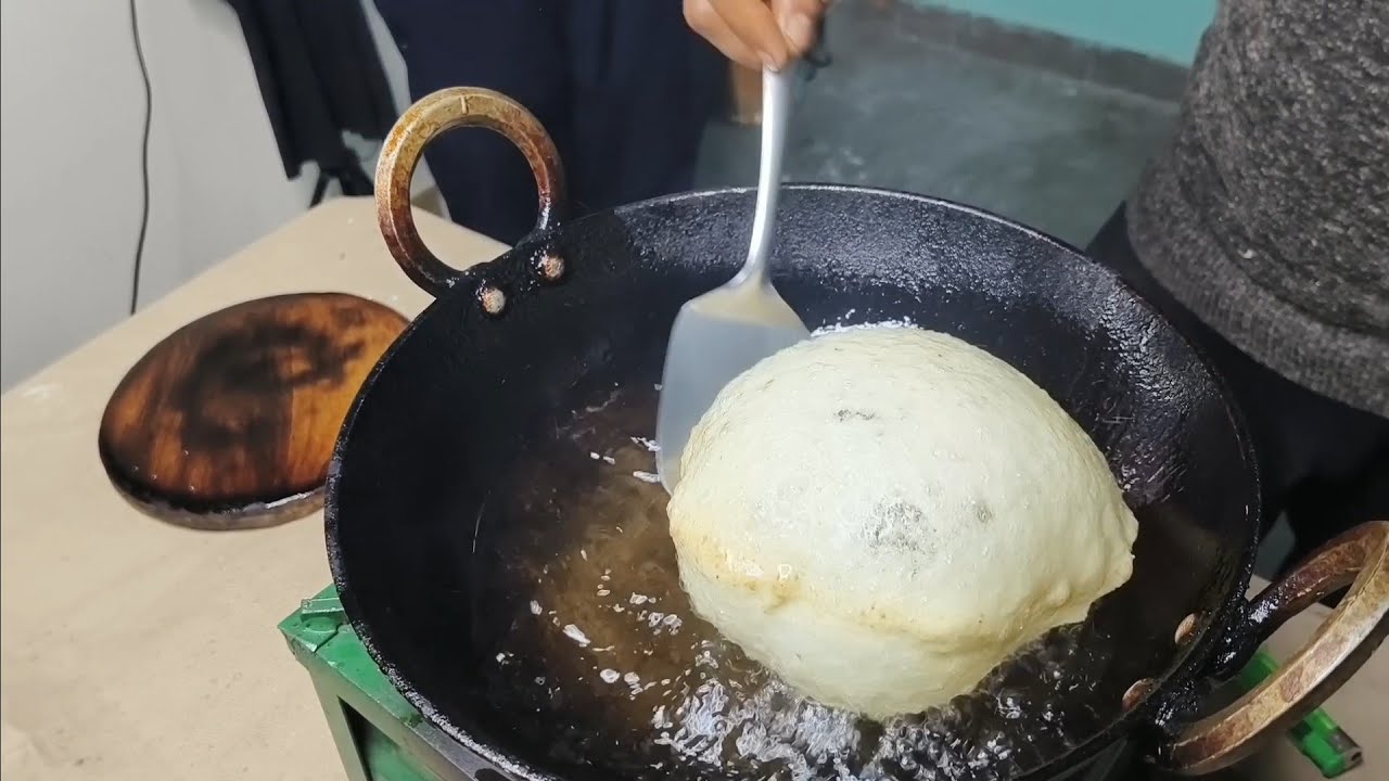 Delhi wale chhole bhature !! Bas ek trick se foolne lge bhature. #chulachokha #chholebhaturerecipe 