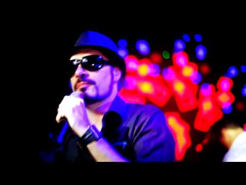 Watch the video for Es Modelo