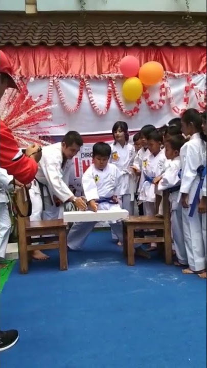 Mecahin Batu Bata😄