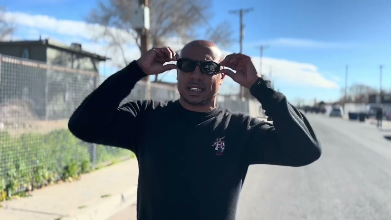 Angry goon pulls gun😳