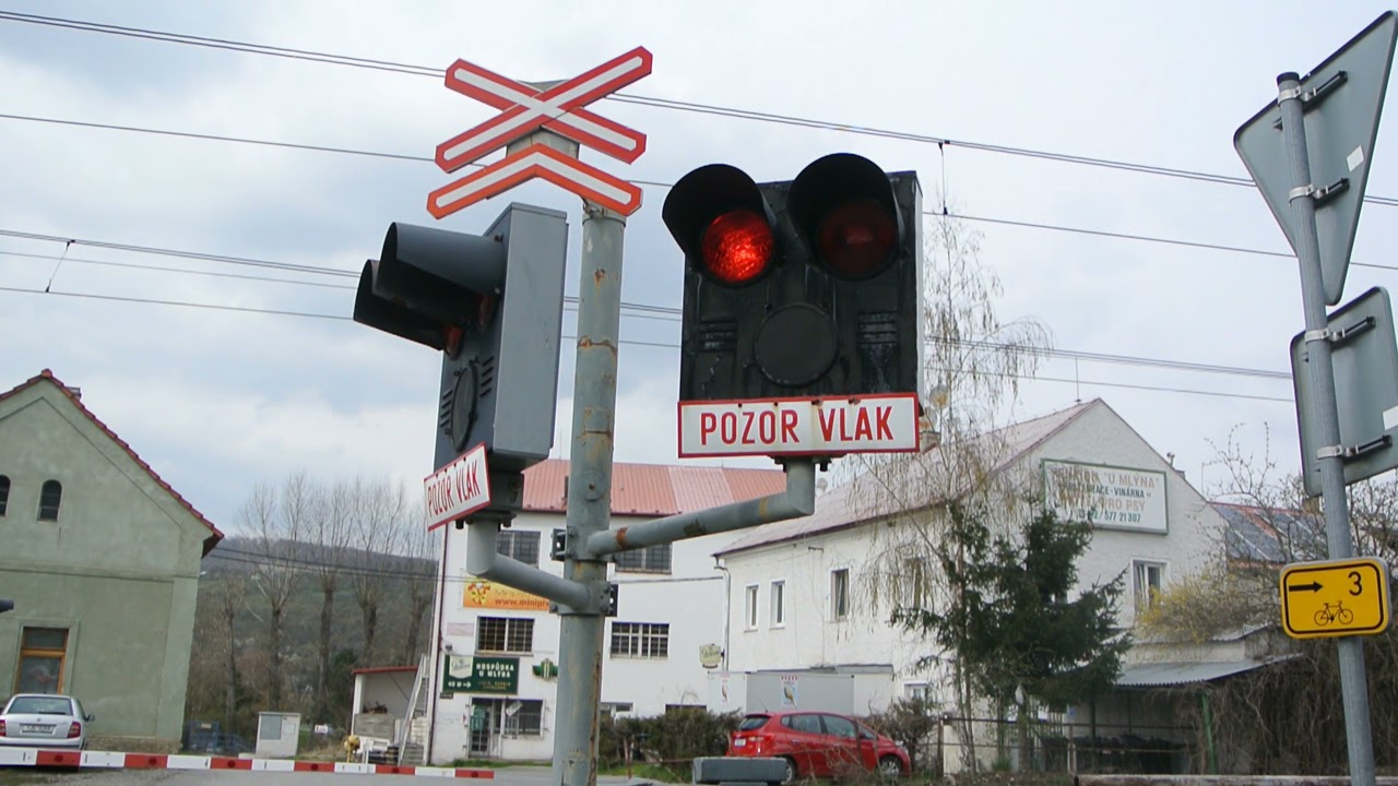 Železniční přejezd Zadní Třebaň [4K]