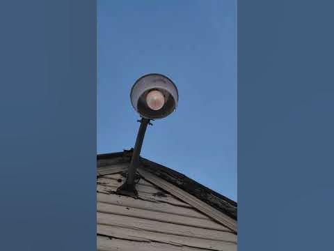 175w mercury vapor fixture turning on at dusk. - YouTube