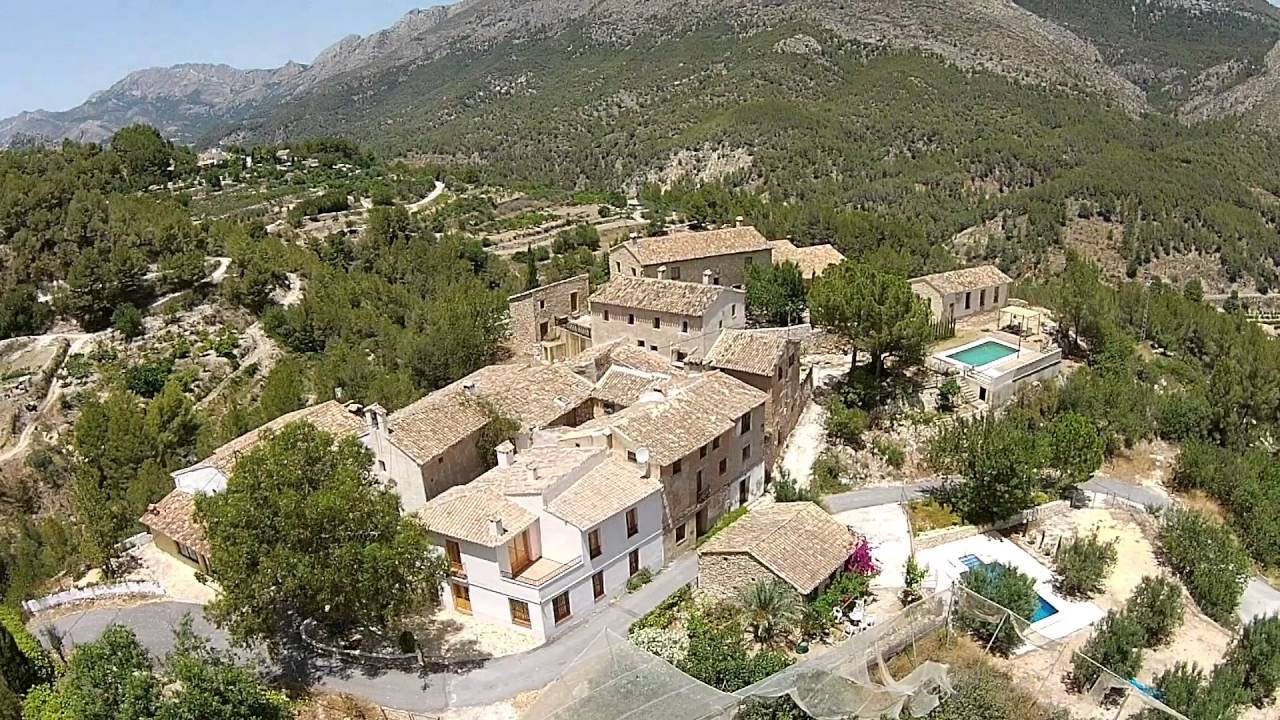 Alicante en moto y Dron: La casa de dios, Chines y Embalse de Guadalest