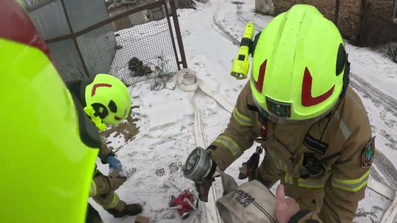Pożar sadzy w przewodzie kominowym. Spaleniu uległa konstrukcja dachu w budynku wielorodzinnym.
