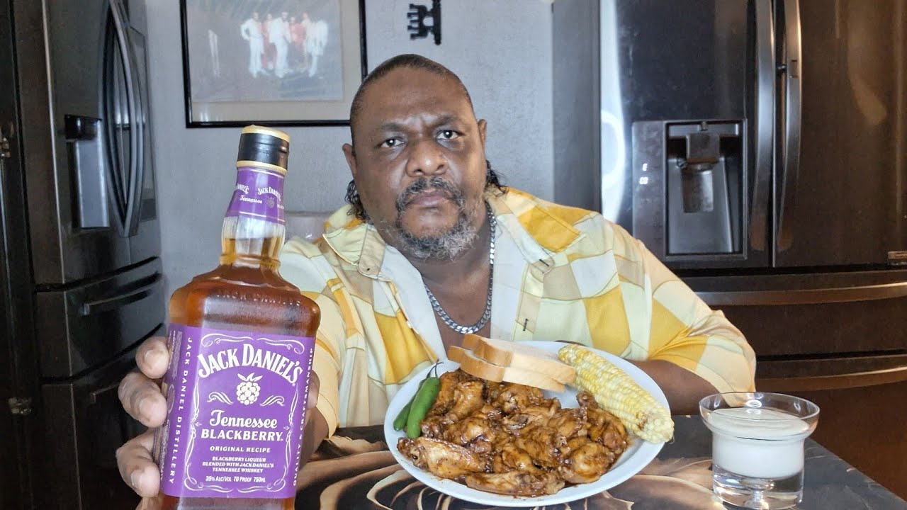 Острые куриные крылышки «Баффало» и кукуруза в початках. Я впервые пробую ежевику Jack Daniel's.