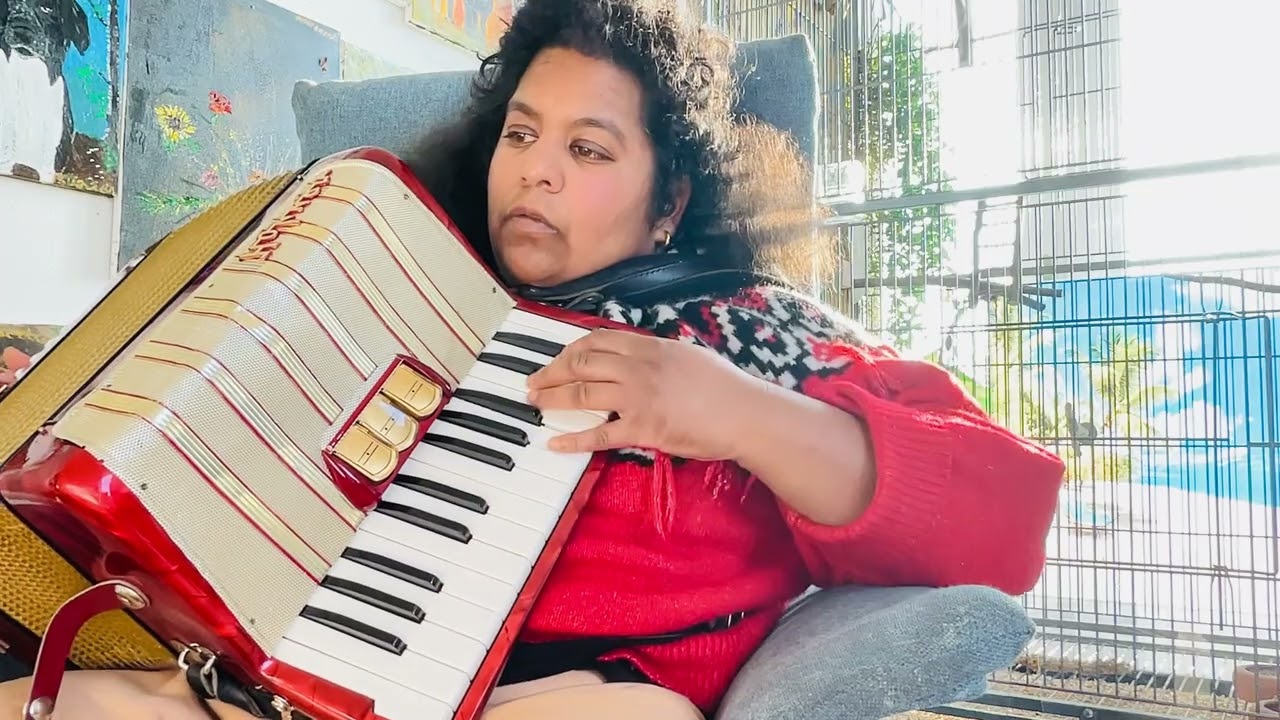 Miranda huilen doe ik wel alleen van Jannes Wolters’ op accordeon 