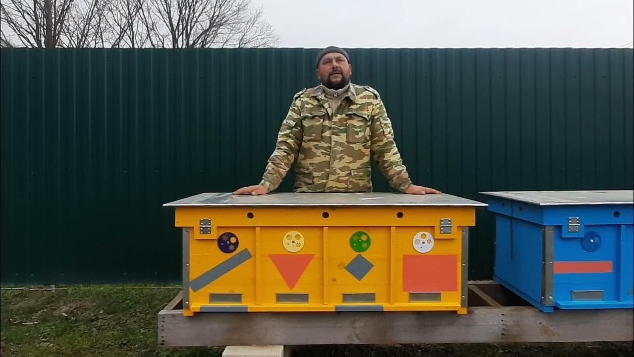 Пчеловод на пасеке. Пасека братьев марченко. Пасека братьев марченко. Пчеловод малыхин. Убойная медовуха пасеки марченко.