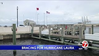 Hundreds of thousands evacuating Texas, Louisiana coast ahead of Hurricane Laura