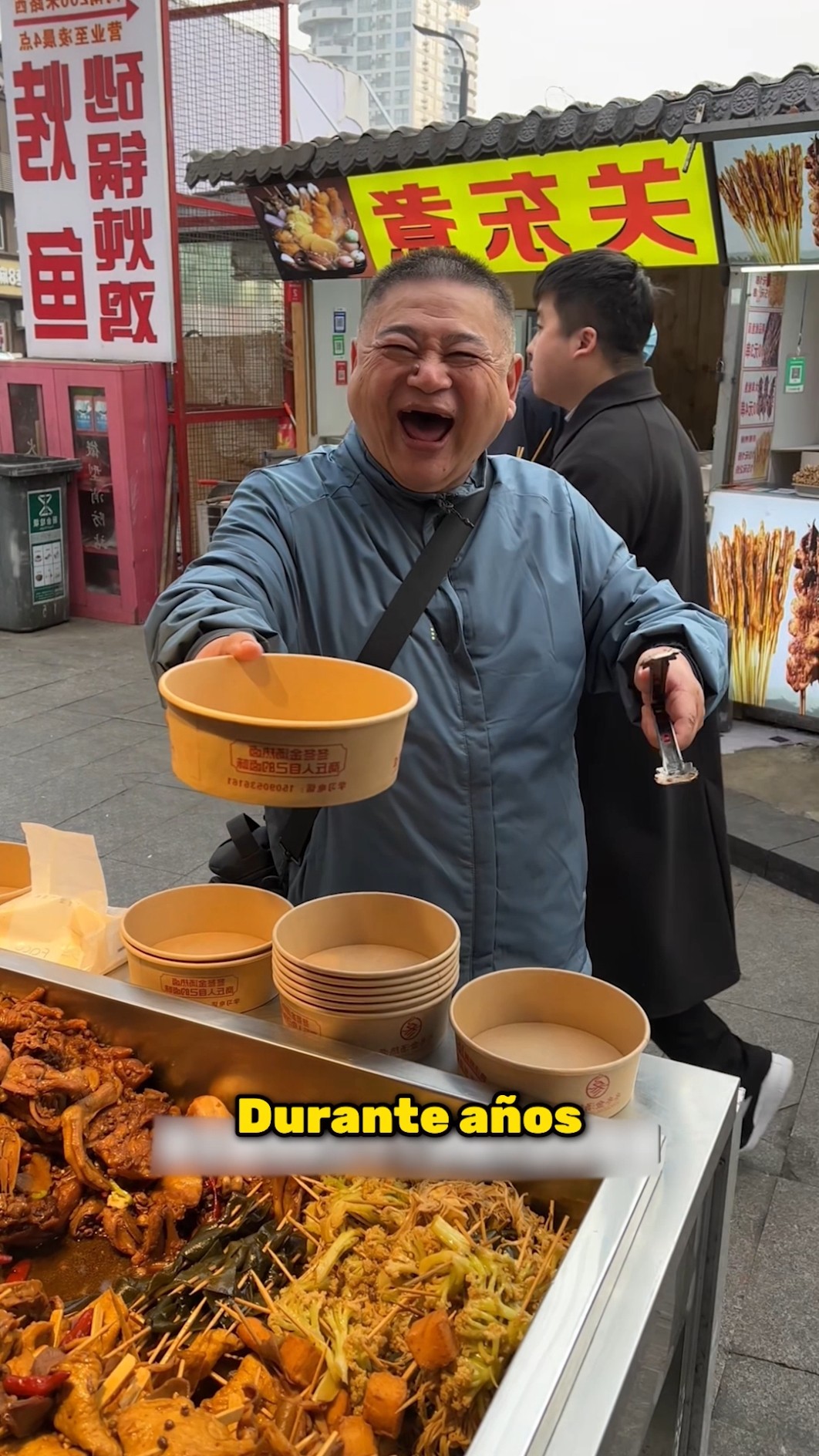 Este hombre come gratis hace años... pero nadie se queja ??