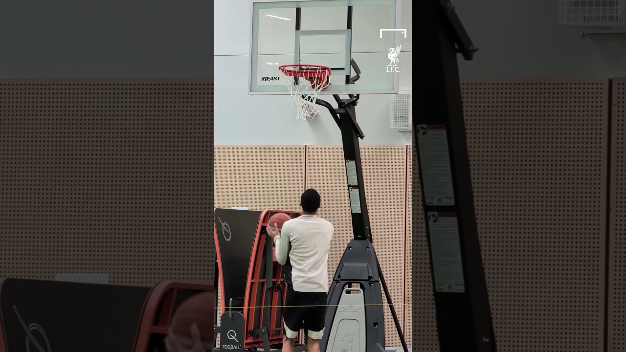Hugo Ekitike channelling his inner Victor Wembanyama 🏀 #football #soccer #liverpool #basketball