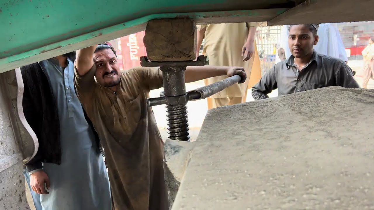 Detik-Detik Mencekam! 😱 Overloaded Truck Crash & Heavy Engine Repairing