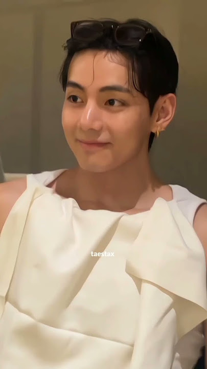 Taehyung with bae Suzy 🧎🏻‍♀️🖤 #kimtaehyung #taehyung #thv #taeshorts
