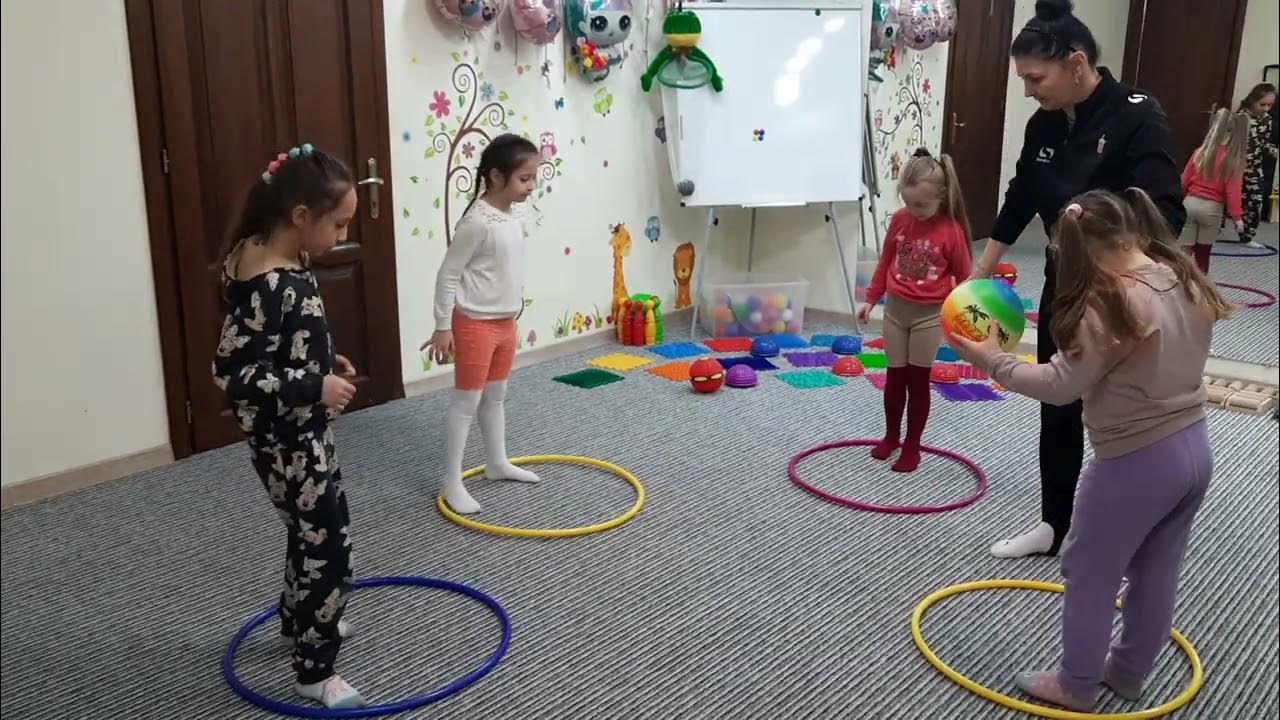 Ігрові вправи на кидання і ловіння м'яча. Р/гра "Лови, кидай, падати не ...