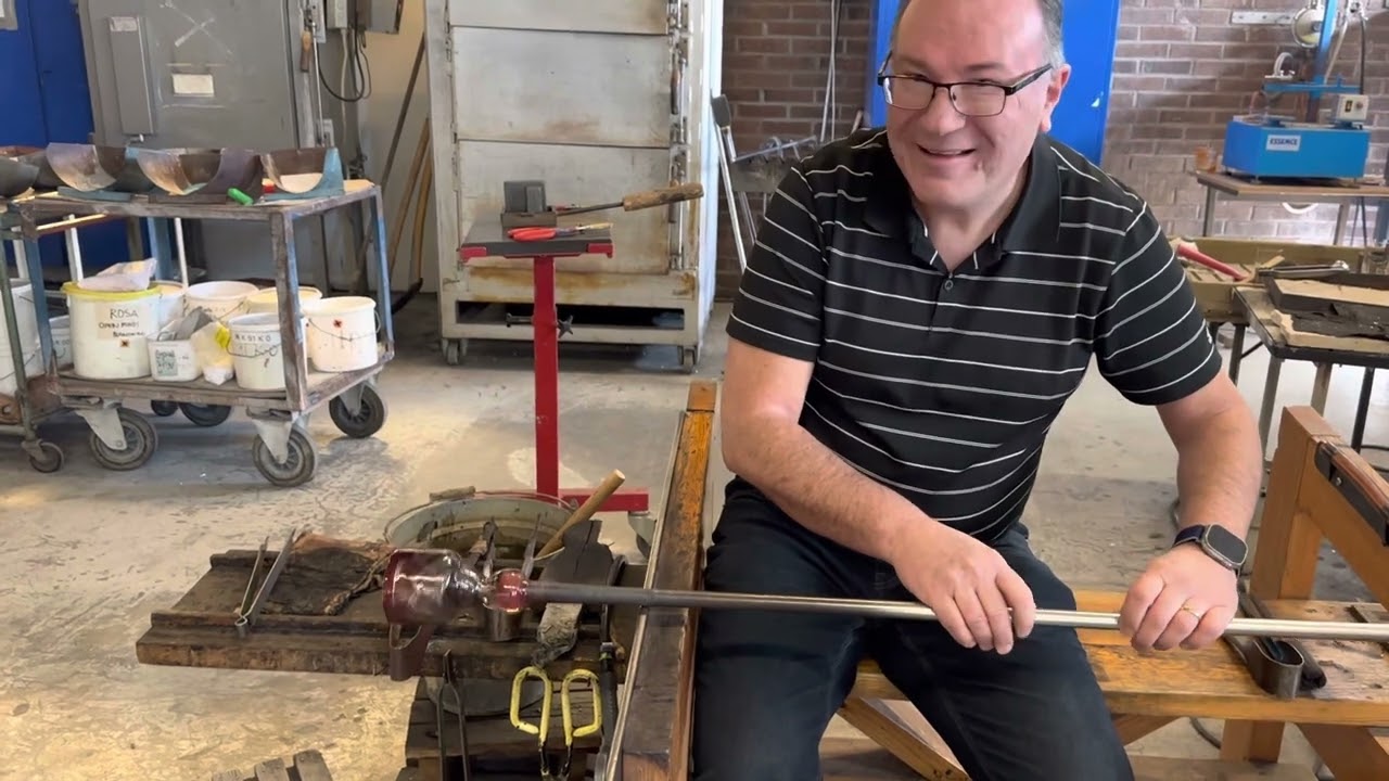 Glasblåsning av ett Whiskeyglas på Kosta Boda glashytta