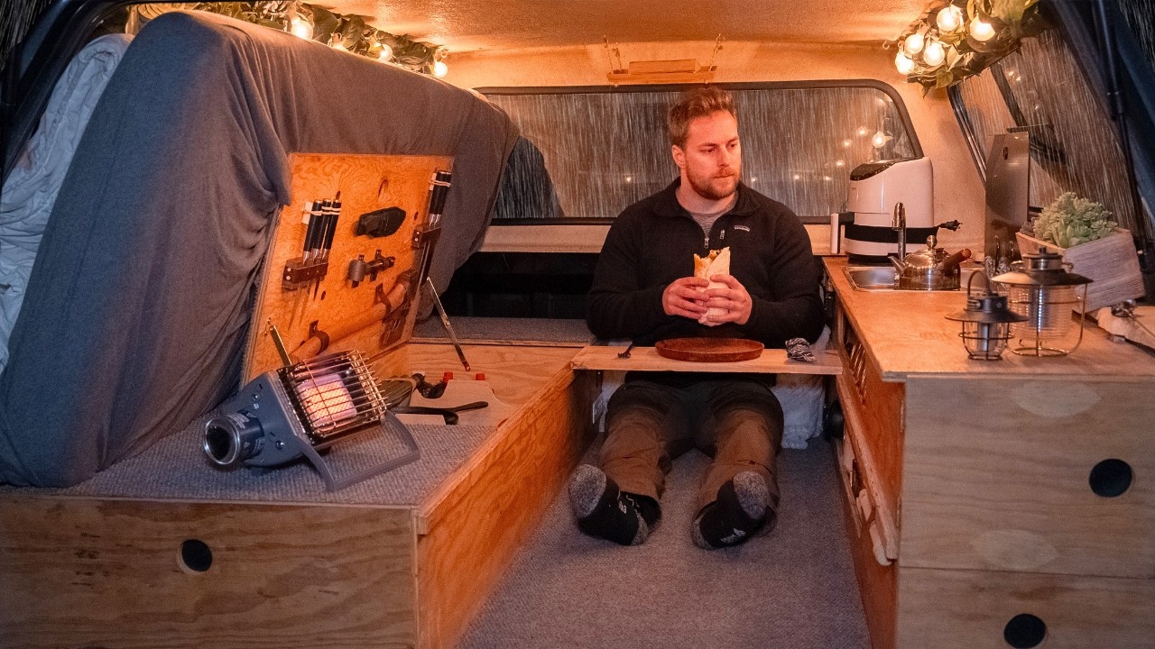 Одиночный кемпинг в грузовике под дождём и туманом | Звуки кемпинга | Расслабляющий ASMR