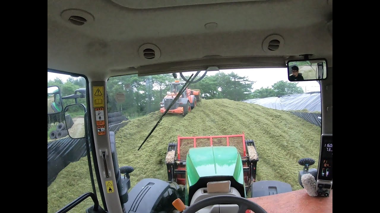 Cab View | JohnDeere 7290R Pushing Grass Silage