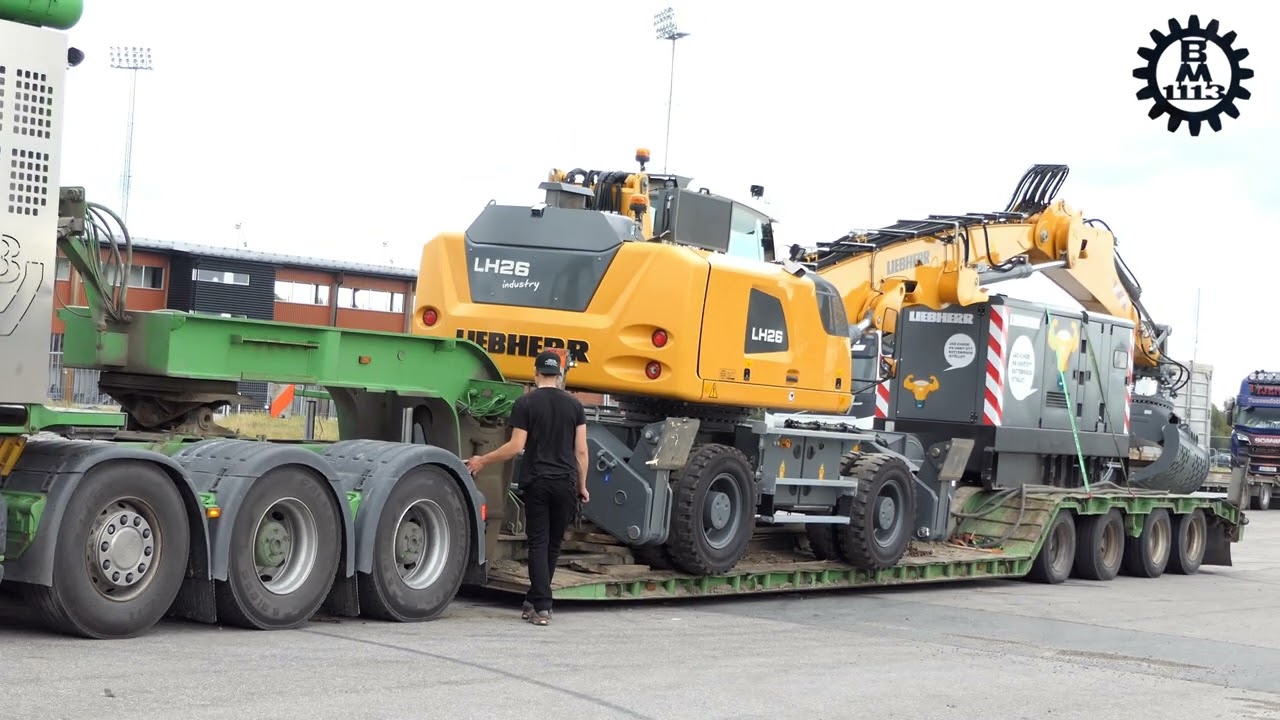 Loading a Liebherr LH 26 M Industry on Scania R580 with lowbed