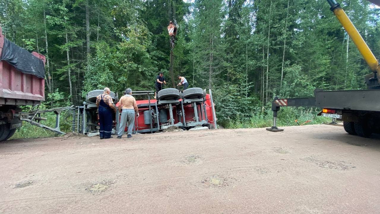 Прицеп самосвала стащило в канаву! Отзыв о самосвале Шакман. - YouTube