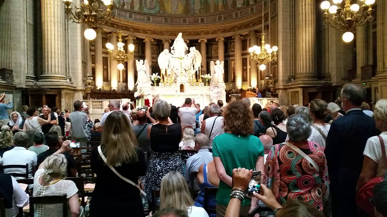 " RETIENS LA NUIT " LORS DE LA MESSE POUR JOHNNY EN L'ÉGLISE DE LA