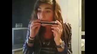 Chica Hace Beatbox Con Armónica 24