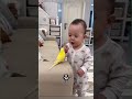 この男は実に簡単にハトを騙している😲🤯