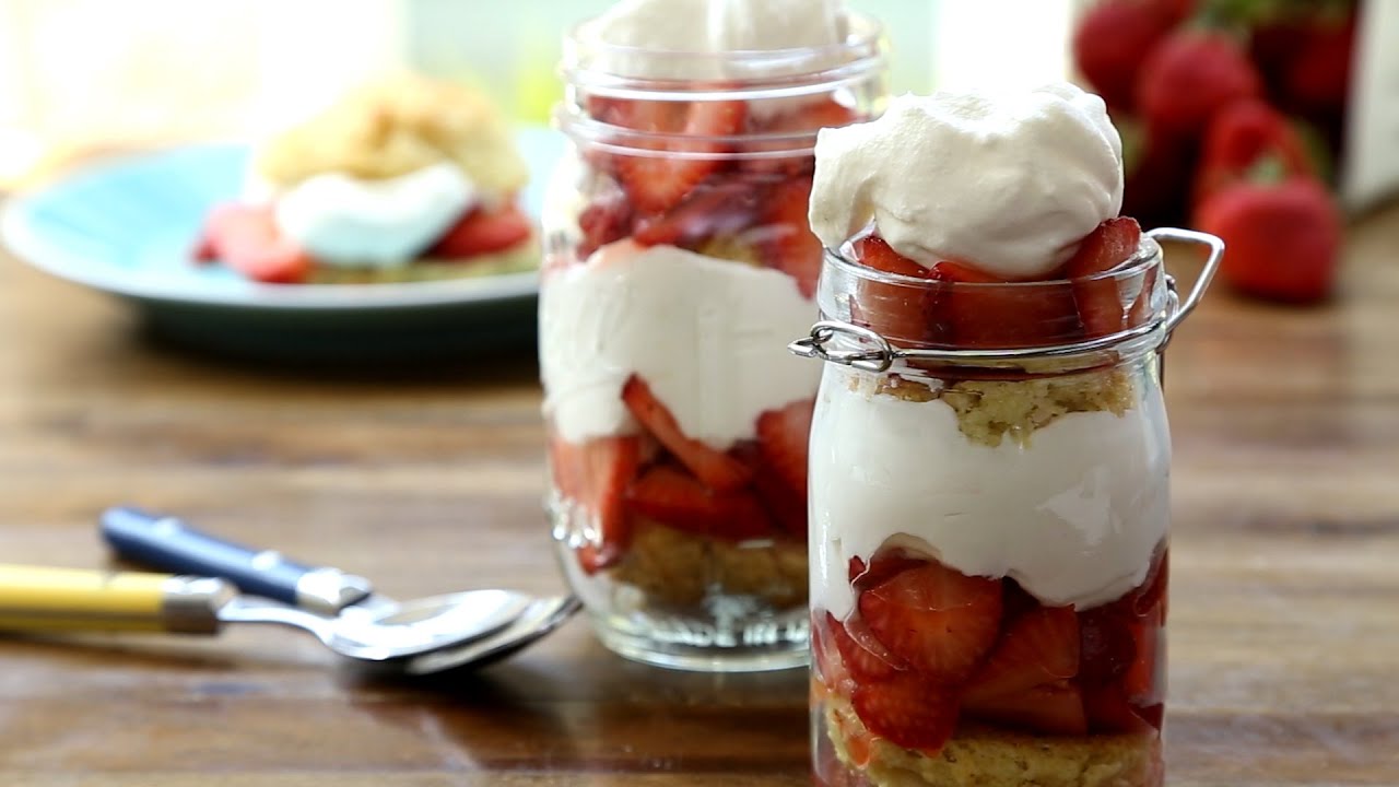 Buttermilch-Scones mit Erdbeer-Topping - YouTube