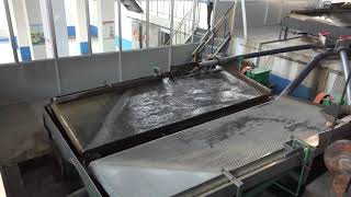 Gravity concentration machine