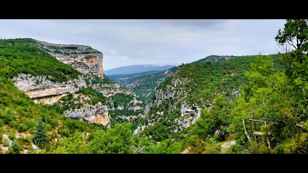 Les gorges de la Nesque au départ du lac de Monieux. 