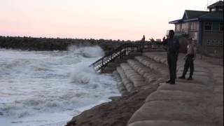 The defensive geobag wall at Alkantstrand easily absorbs the force of the incoming waves