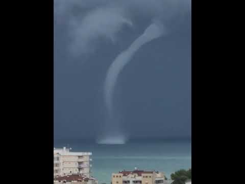 Spettacolare tromba marina al largo di Montesilvano, in Abruzzo