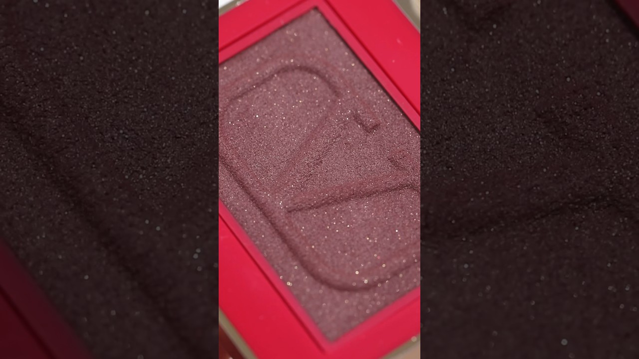 A little luxury moment with Valentino beauty blush. 