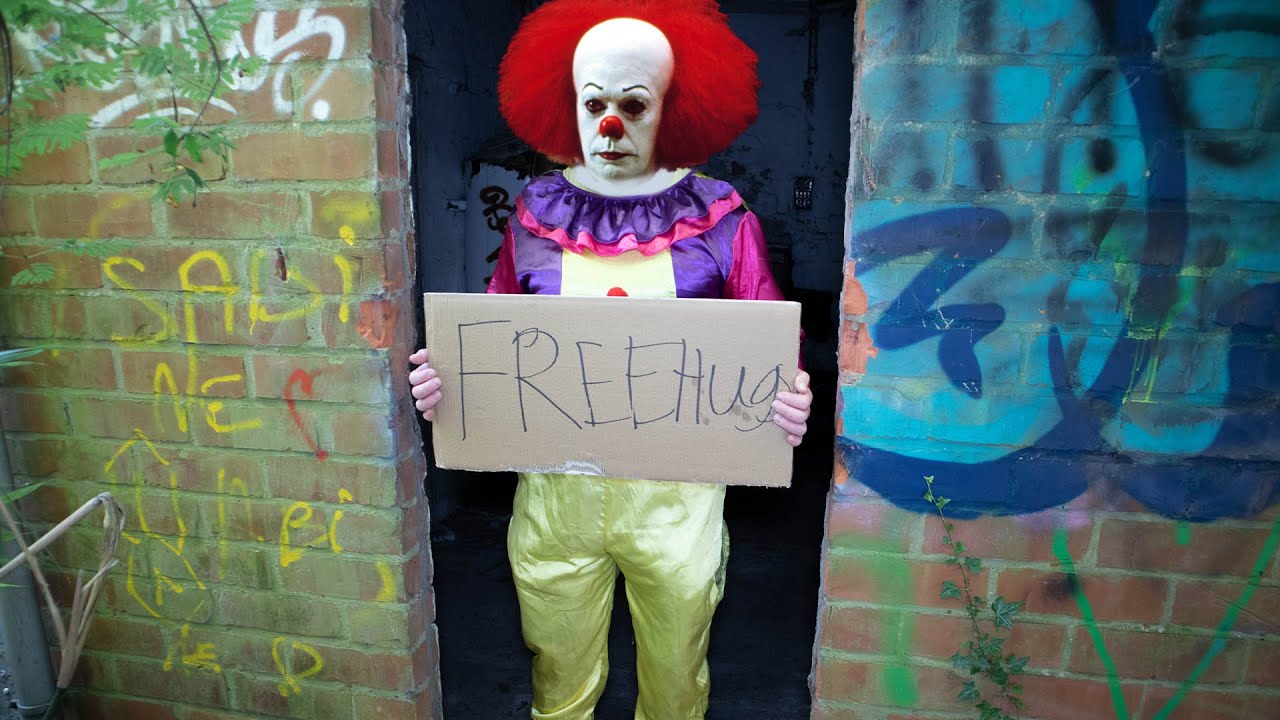 Geef PENNYWISE NOOIT EEN KNUFFEL..! *Hij VERVLOEKT ME*