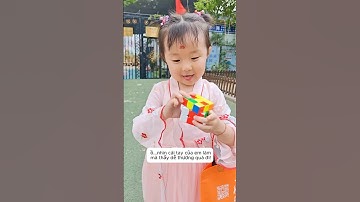 Cô bé thông minh giải khối Rubik cực nhanh
