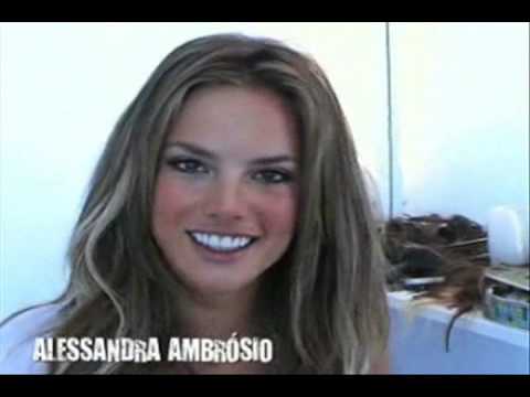 Video: Jeans With Stripes, Sandals And A White Top: Alessandra Ambrosio In A Summer Casual Look